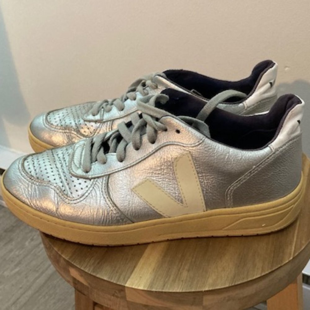Veja V-10 sneakers